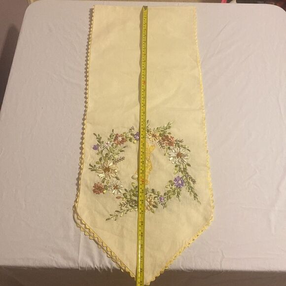 Easter Bunny with Wreath Table Runner Vintage Size 13x66 NWOT - Picture 6 of 6